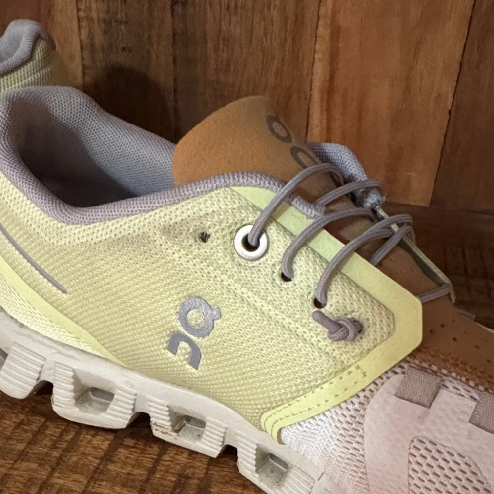 On Running Women’s White and Yellow Athletic Shoes- size 9 - Picture 4 of 9